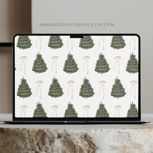 Pode incluir: Tela de laptop exibindo um papel de parede digital com um padrão repetitivo de árvores de Natal verdes e laços brancos em um fundo branco. O texto "ANNANICOLESTUDIOS.ETSY.COM" é exibido na parte superior da tela.