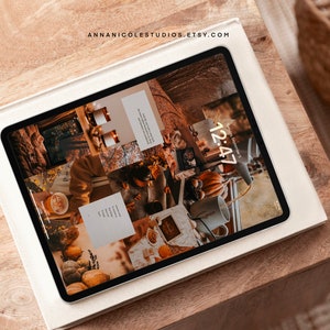 Può includere: Un tablet digitale che mostra un collage di immagini a tema autunnale, tra cui zucche, foglie, candele e una tazza di caffè. L'ora è visualizzata come 12:47. Il tablet è su una superficie di legno.
