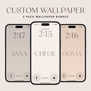 Puede incluir: Tres smartphones que muestran fondos de pantalla personalizados con los nombres Anna, Chloe y Olivia. Las pantallas muestran la hora y la fecha, con el texto "CUSTOM WALLPAPER" y "5 PACK WALLPAPER BUNDLE" en la parte superior. Los fondos son beige.