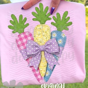 Könnte beinhalten: Hellrosa T-Shirt mit einem Karotten-Design und einer lila Schleife mit Punkten. Die Karotten sind in rosa Vichy, gelben Blumen- und blauen Blumenmustern gehalten. Das T-Shirt trägt den Text "original designer" und "SIP STUDIO DO NOT COPY".