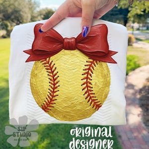 Pu&ograve; includere: T-shirt bianca con un disegno di softball e un fiocco rosso. La palla da softball &egrave; gialla con cuciture rosse. Il testo "original designer" &egrave; visibile in basso a destra. Il testo "SIP STUDIO DO NOT COPY" &egrave; visibile in basso a sinistra.