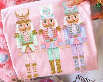 Cascanueces pintados a mano PNG, descarga digital en tonos pastel, camiseta navideña rosa, sublimación y DTF de moda, diseño de boutique navideña preppy