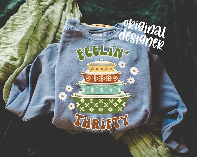 Design PNG vintage "Feelin' Thrifty", download digitale per amanti dei negozi dell'usato, maglietta alla moda per negozi dell'usato, design per sublimazione e DTF, boutique immagine 1