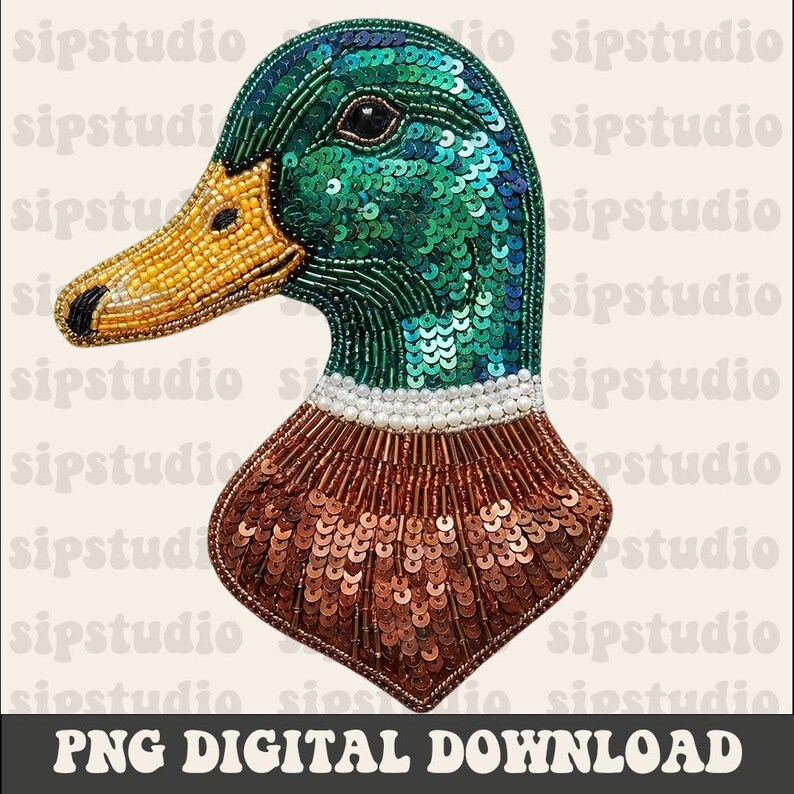 Pu&ograve; includere: Un design dettagliato di testa d'anatra con perline, con paillettes verdi, verde acqua e marroni. Il becco dell'anatra &egrave; giallo e nero e il collo presenta perline bianche. Include il testo "PNG DIGITAL DOWNLOAD".