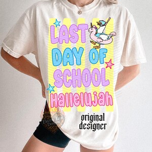 Puede incluir: Camiseta color crema con el texto "LAST DAY OF SCHOOL HALLELUJAH" en un dise&ntilde;o colorido. Tambi&eacute;n presenta un unicornio de dibujos animados montado en un flotador. La camiseta incluye el texto "original designer".