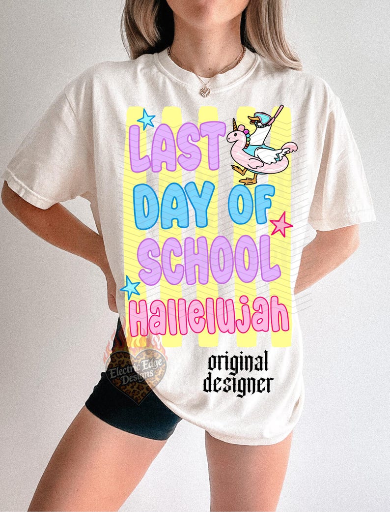Puede incluir: Camiseta color crema con el texto "LAST DAY OF SCHOOL HALLELUJAH" en un dise&ntilde;o colorido. Tambi&eacute;n presenta un unicornio de dibujos animados montado en un flotador. La camiseta incluye el texto "original designer".