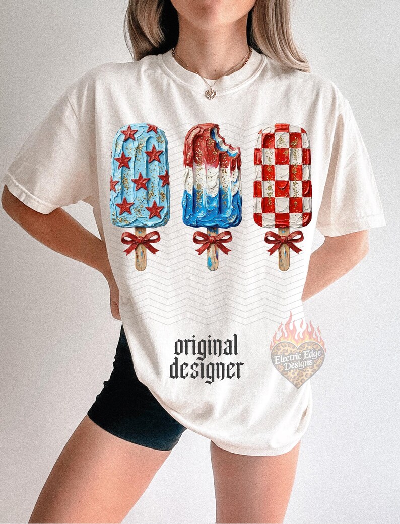 Pu&ograve; includere: T-shirt color crema con tre disegni di ghiaccioli rossi, bianchi e blu. Un ghiacciolo ha stelle rosse su sfondo blu, un altro &egrave; parzialmente mangiato e il terzo ha un motivo a scacchiera rosso e bianco. Il testo "original designer" &egrave; stampato.