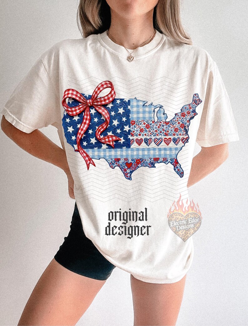 Pu&ograve; includere: T-shirt color crema con una grafica della mappa degli Stati Uniti con motivi patriottici. Il design include una sezione a quadretti blu e bianchi, una sezione con stelle e una sezione con cuori. Un fiocco rosso e bianco &egrave; sulla mappa. Le parole "original designer" sono stampate sulla maglietta.