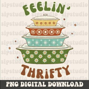Pu&ograve; includere: Grafica digitale con una pila di pirofile retr&ograve; nei toni del giallo, arancione, turchese e verde, con motivi floreali e geometrici. Le parole "FEELIN' THRIFTY" sono sopra e sotto le pirofile. "PNG DIGITAL DOWNLOAD" &egrave; in basso.