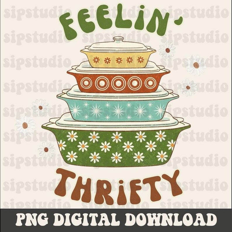 Pu&ograve; includere: Grafica digitale con una pila di pirofile retr&ograve; nei toni del giallo, arancione, turchese e verde, con motivi floreali e geometrici. Le parole "FEELIN' THRIFTY" sono sopra e sotto le pirofile. "PNG DIGITAL DOWNLOAD" &egrave; in basso.