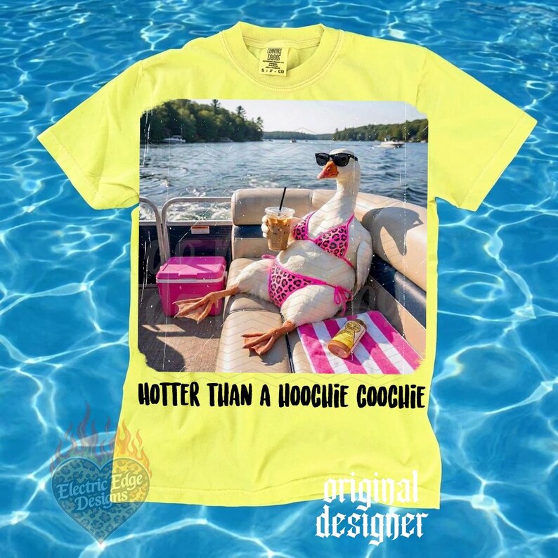 Puede incluir: Camiseta amarilla con un gr&aacute;fico de un ganso con gafas de sol y un bikini rosa con estampado de leopardo, sosteniendo una bebida y descansando en un barco. El texto "HOTTER THAN A HOOCHIE COOCHIE" est&aacute; debajo. La camiseta tiene el logo "Electric Edge Designs".