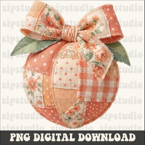 Op de afbeelding: Een decoratieve patchwork pompoen met een grote strik en twee groene bladeren. De pompoen is gemaakt van verschillende stoffen in perzik-, cr&egrave;me- en wittinten, met bloemen-, stippen- en ruitpatronen. De strik heeft een bloemenmotief. De tekst onderaan luidt "PNG DIGITAL DOWNLOAD."