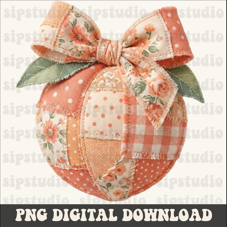 Op de afbeelding: Een decoratieve patchwork pompoen met een grote strik en twee groene bladeren. De pompoen is gemaakt van verschillende stoffen in perzik-, cr&egrave;me- en wittinten, met bloemen-, stippen- en ruitpatronen. De strik heeft een bloemenmotief. De tekst onderaan luidt "PNG DIGITAL DOWNLOAD."