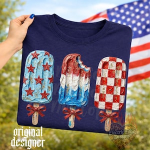 Pu&ograve; includere: T-shirt blu navy con tre disegni di ghiaccioli rossi, bianchi e blu. Un ghiacciolo ha stelle rosse, un altro ha un morso e il terzo ha un motivo a scacchiera rosso e bianco. Ogni ghiacciolo ha un bastoncino di legno e un fiocco rosso.