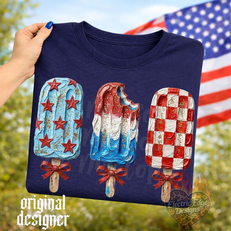 Pu&ograve; includere: T-shirt blu navy con tre disegni di ghiaccioli rossi, bianchi e blu. Un ghiacciolo ha stelle rosse, un altro ha un morso e il terzo ha un motivo a scacchiera rosso e bianco. Ogni ghiacciolo ha un bastoncino di legno e un fiocco rosso.