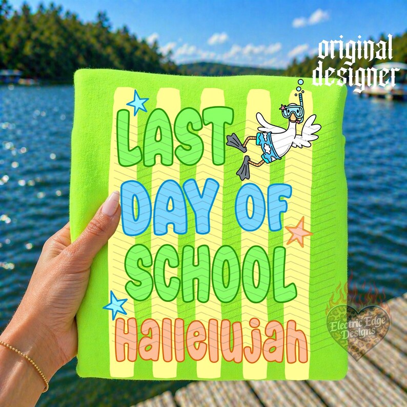 Puede incluir: Una toalla verde lima con el texto "LAST DAY OF SCHOOL HALLELUJAH" en verde, azul y naranja. Tambi&eacute;n aparece un pato de dibujos animados con un esn&oacute;rquel y aletas. La toalla se sostiene contra un fondo de lago.