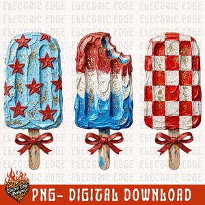 Pu&ograve; includere: Tre design decorativi di ghiaccioli nei colori patriottici. Uno &egrave; azzurro con stelle rosse, un altro &egrave; rosso, bianco e blu, e il terzo &egrave; a scacchi rossi e bianchi. Ognuno ha un bastoncino di legno e un fiocco rosso. Il testo "PNG - DIGITAL DOWNLOAD" &egrave; in basso.
