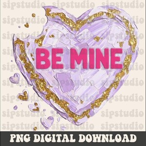 Op de afbeelding: Een digitale afbeelding van een hartvormig ontwerp met een hap eruit. Het hart is lavendelkleurig met gouden glitteraccenten en de woorden "BE MINE" in roze. Kleine hartvormen zijn verspreid rond het hoofdhart. De onderkant van de afbeelding luidt "PNG DIGITAL DOWNLOAD".