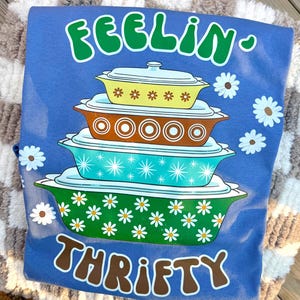 Design PNG vintage "Feelin' Thrifty", download digitale per amanti dei negozi dell'usato, maglietta alla moda per negozi dell'usato, design per sublimazione e DTF, boutique immagine 2