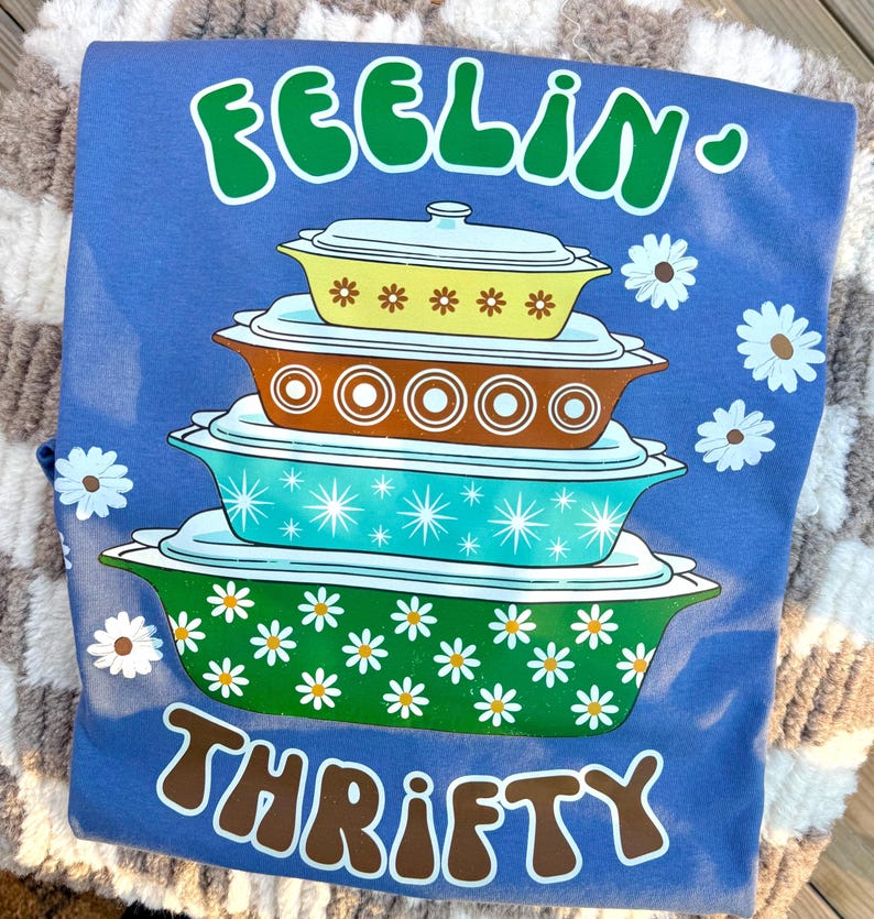 Design PNG vintage "Feelin' Thrifty", download digitale per amanti dei negozi dell'usato, maglietta alla moda per negozi dell'usato, design per sublimazione e DTF, boutique immagine 2