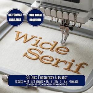Könnte beinhalten: Eine Stickmaschine zeigt die gestickten Worte "Wide Serif" in goldfarbenem Garn. Der Text "3D Puff Embroidery Alphabet" wird zusammen mit Größen- und Dateiformatinformationen angezeigt. Das Bild enthält auch den Text "BX Format Available" und "Puff Foam Required."