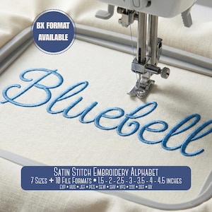 Puede incluir: Una máquina de bordar bordando la palabra "Bluebell" en hilo azul sobre tela blanca. La imagen incluye el texto "Satin Stitch Embroidery Alphabet" con detalles de tamaño y formato. Un gráfico circular indica "BX Format Available".
