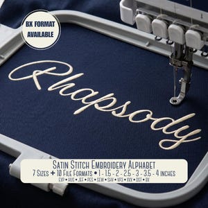 Puede incluir: Un bastidor de bordado claro sostiene tela azul oscuro con la palabra Rhapsody bordada en hilo blanco. Una aguja de máquina de coser está sobre la tela. El texto dice BX FORMAT AVAILABLE y Satin Stitch Embroidery Alphabet 7 Sizes + 10 File Formats 1 - 1.5 - 2 - 2.5 - 3 - 3.5 - 4 inches EXP HUS JEF PES SEW SHV VP3 XXX DST BX.