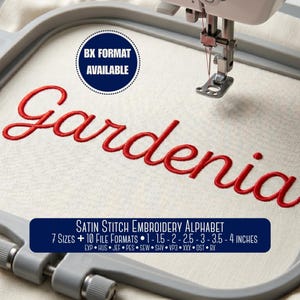 Puede incluir: Un bastidor de bordado con tela color hueso y la palabra Gardenia bordada en rojo. Una aguja de máquina de coser está encima. El texto incluye BX FORMAT AVAILABLE y SATIN STITCH EMBROIDERY ALPHABET 7 SIZES 10 FILE FORMATS 2,5-10 CM.