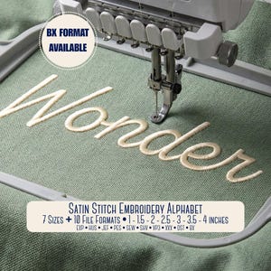 Può includere: Una macchina da ricamo che cuce la parola "Wonder" con un punto satinato su tessuto verde. L'immagine include il testo "BX FORMAT DISPONIBILE" e "ALFABETO RICAMO SATIN 7 MISURE + 10 FORMATI FILE 1-1.5-2-2.5-3-3.5-4 POLLICI".