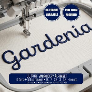 Może przedstawiać: Tamborek z tkaniną w kolorze złamanej bieli z wyhaftowanym granatowym napisem Gardenia w technice 3D puff. Napisy na obrazie to BX FORMAT AVAILABLE oraz PUFF FOAM REQUIRED. Dolny baner zawiera 3D PUFF EMBROIDERY ALPHABET, 6 ROZMIARÓW, 10 FORMATÓW PLIKÓW, 3,8-10,2 CM i rozszerzenia.