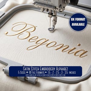 Op de afbeelding: Een borduurring met gebroken wit textiel waarop het woord Begonia in gouden satijnsteek is geborduurd. Een donkerblauwe cirkelvormige badge vermeldt BX FORMAT AVAILABLE. Een rechthoekig label toont Satin Stitch Embroidery Alphabet, 5 maten van 1,5 tot 3,5 inch en 10 bestandsformaten waaronder EXP, HUS, JEF, PES, SEW, SHV, VP3, XXX, DST en BX.