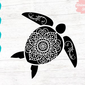 Puede incluir: Silueta en blanco y negro de una tortuga con un diseño de mandala en su caparazón. La tortuga está nadando con sus aletas extendidas.