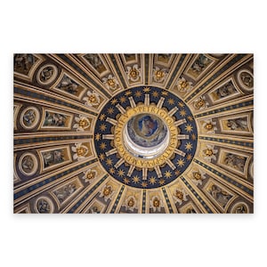 Op de afbeelding: Een gedetailleerd beeld van een gewelfd plafond met ingewikkelde patronen en kunstwerken. Het ontwerp heeft een centrale cirkelvormige opening omgeven door concentrische ringen van goud, blauw en bruin. Het plafond is versierd met religieuze figuren, sterren en tekst.