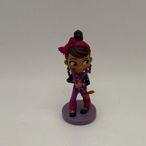 Disney Junior Vampirina Poppy Figurka: Zabawka z postacią z serialu telewizyjnego dla dzieci, kolekcjonerska księżniczka wampirów