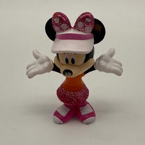 Disney Junior Minnie Mouse Błyszcząca figurka z kapeluszem - kolekcjonerska figurka postaci dla dzieci