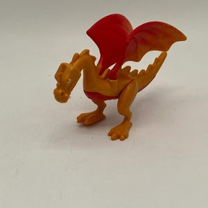 Figura vintage Playmobil Novelmore de dragão vermelho e laranja | Coleção de figuras de brinquedo retrô