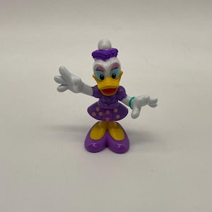Mattel Disney Daisy Duck Figurine: Kolekcjonerska zabawka w kształcie postaci z kreskówek dla dzieci i fanów