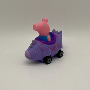 Peppa Pig Mini Buggy: Fioletowy samochód George'a - zabawka Hasbro dla przedszkolaków z popularnego brytyjskiego serialu animowanego