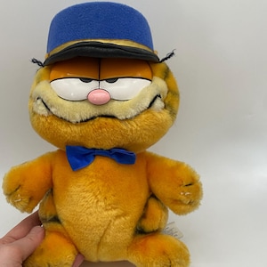Rare 1981 Blue Hat Garfield Plush: Vintage Cartoon Cat Collectible from Dakin