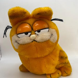 Rare 1981 Large Sitting Garfield Plush: Vintage Cartoon Cat Collectible from Dakin