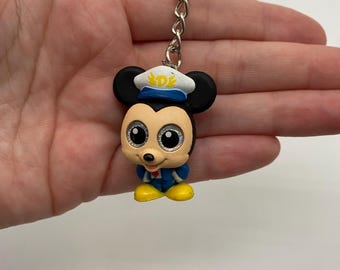 Chaveiro vintage em forma de barco da Minnie Mouse – Acessório feito com brinquedo retrô reciclado