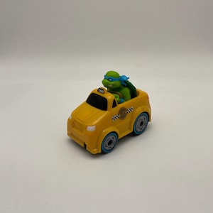 Figura de acción de las Tortugas Ninja de Viacom TMNT Leonardo Rad Rip Racer Car (2023)
