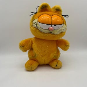 Rare 1981 Garfield Plush: Vintage Cartoon Cat Collectible from Dakin