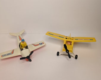 Vintage 1970 Fisher Price Adventure People, dos aviones con figuras.