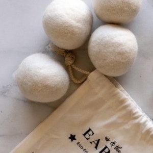 Merino Wool Dryer Balls 4 pieces and a bag image 3