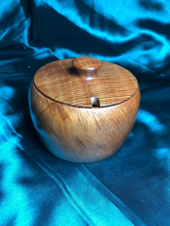 タスマニア産ブラックウッド シュガー ボウル。B. A. クーパー作、木工