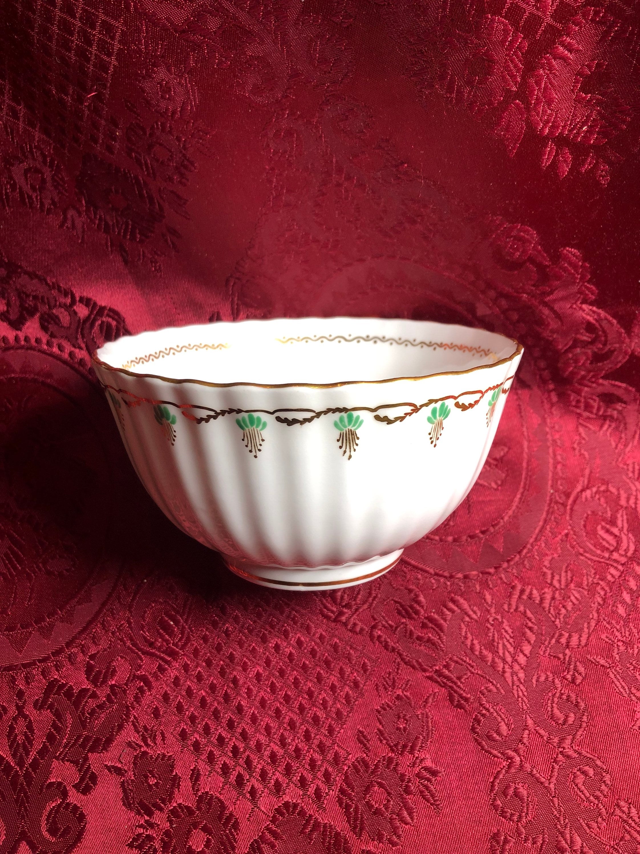 初期の英国製磁器製シュガーボウル、白磁に緑と金色、縦溝のある