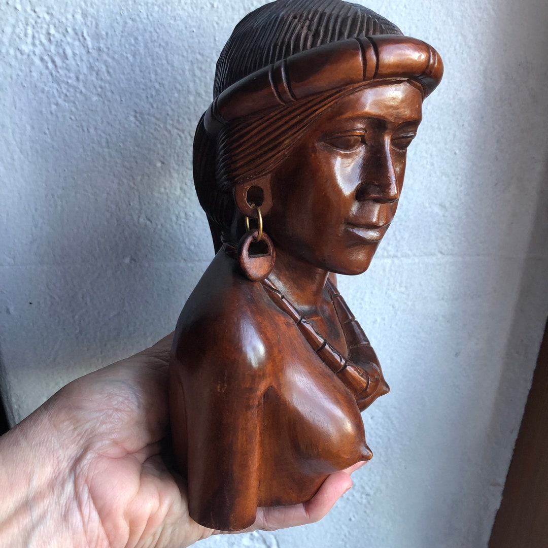 木製男性彫刻 フィリピンの工房で 抽象的な木彫り、男女の芸術、現代の