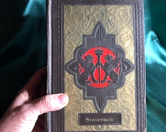 Les œuvres de R.L. Stevenson en un seul volume, un livre ancien à couverture rigide, L'Île au trésor, Enlevé !, Fables, Le Jardin des vers de l'enfant, etc.