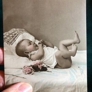 Cartes postales anciennes, lot de 6 adorables cartes anciennes représentant un nouveau-né, des poses au coucher, l'amour d'une mère, l'enfance, des cartes de collection rares.